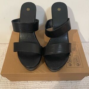 ✨NWT✨Platform Wedge 4” Heels